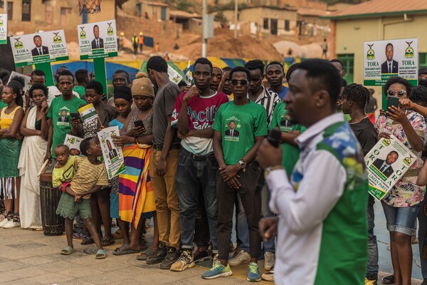 르완다 민주녹색당의 지도자이자 의장인 프랭크 하비네자가 7월 13일 총선을 앞두고 키갈리에서 열린 집회에서 연설을 하고 있다. 2024.7.13. AFP 연합뉴스