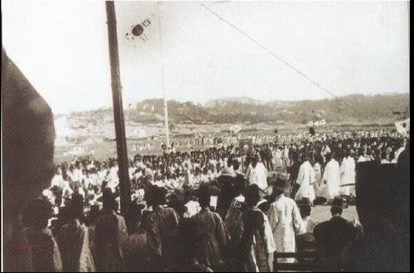 1898년 10월에 서울(한성)에서 열린 만민공동회 종로 집회 광경.   위키백과