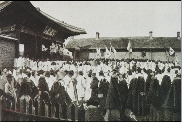 1898년 서울 대한문 앞에 태극기를 들고 모인 시위 군중들.  위키백과