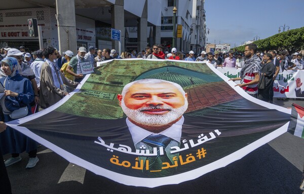 3일 모로코의 라바트에서 열린 이스라엘의 하마스 정치 지도자 이스마일 하니예 암살 항의 집회에서  시위대가 하니예의 모습이 담긴 펼침막을 들고 있다. 2024. 08. 03 [EPA=연합뉴스]