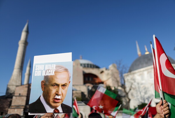 3일 튀르키예 이스탄불의 하기아 소피아 광장에서 진행된 하마스 정치 지도자 이스마일 하니예 암살 사건에 대한 항의 집회에서 팔레스타인 지지 시민들이 히틀러로 분장한 이스라엘의 베냐민 네타냐후 총리의 사진을 들고 있다. 2024. 08. 03 [EPA=연합뉴스]