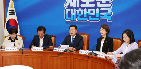 더불어민주당 박찬대 당 대표 직무대행 겸 원내대표(가운데)가 5일 오전 국회에서 열린 최고위원회의에서 발언하고 있다. 2024.8.5. 연합뉴스