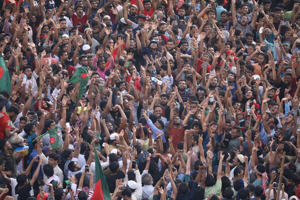  '독립유공자 자녀 공직 할당제' 추진으로 반정부 시위가 격화된 방글라데시 다카에 5일(현지시간) 많은 군중이 운집해 셰이크 하시나 총리의 사임 소식에 환호하고 있다. 이날 하시나 총리는 방글라데시를 떠나 인도로 향한 것으로 알려졌다. 2024.08.06. EPA 연합뉴스