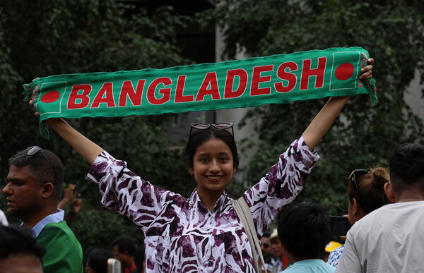 8월 5일 셰이크 하시나 방글라데시 총리 사임을 환영하는 영국 런던의 방글라데시인이 펼쳐든 방글라데시 국기가 그려진 스카프. 2024.8.5. 로이터 연합뉴스