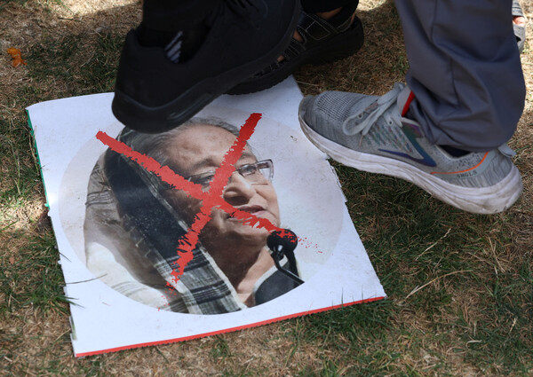 8월 5일 방글라데시 총리 셰이크 하시나의 사임 뒤에 하시나 총리의 이미지를 밟고 있는 영국 동런던의 방글라데시인들.2024.8.5. 로이터 연합뉴스