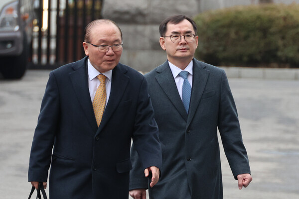 헌정사상 최초로 국회에서 탄핵 소추가 이뤄진 안동완 부산지검 2차장검사와 대리인인 이동흡 전 헌법재판관(왼쪽)이 20일 오후 서울 종로구 헌법재판소에서 열린 탄핵심판 첫 변론에 참석하고 있다. 2024.2.20. 연합뉴스