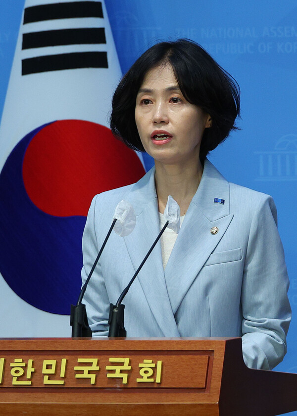 조국혁신당 박은정 의원이 6일 오전 국회 소통관에서 기자회견을 하고 있다. 이날 박 의원은 검사의 징계 제도를 일반공무원과 동일하게 적용하도록 하는 내용의 '검사징계법 폐지법안'과 '검찰청법 개정안'을 대표발의한다고 밝혔다. 2024.8.6. 연합뉴스