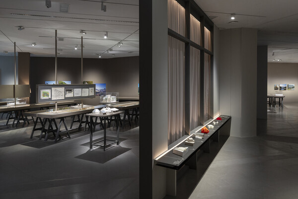 '연결하는 집: 대안적 삶을 위한 건축'. 커튼이 주요 전시툴이다.