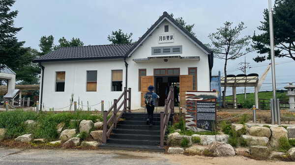 복원된 월정리역사.