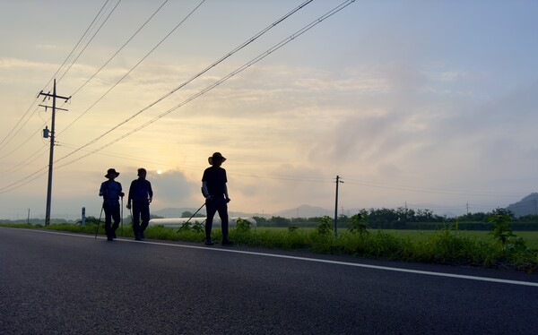 동틀 무렵 2024 통일걷기. 사진 제공 이인영 의원실