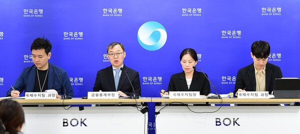 7일 오전 서울 중구 한국은행에서 2024년 6월 국제수지(잠정) 설명회가 열리고 있다. 왼쪽부터 김태호 국제수지팀 과장, 송재창 금융통계부장, 문혜정 국제수지팀장, 이영우 국제수지팀 과장. 2024.8.7 [한국은행 제공] 연합뉴스