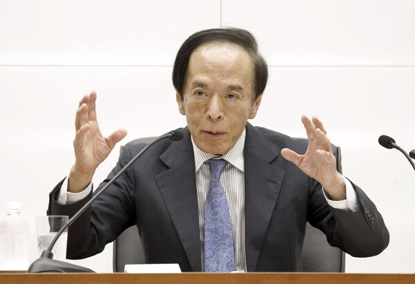 우에다 가즈오 일본은행 총재가 7월 31일 도쿄의 일본은행 본사에서 미국 달러에 대한 엔 시세 하락을 억제하기 위해 금리를 인상한 것과 관련해 기자들에게 설명하고 있다. 2024.7.31.AP 연합뉴스