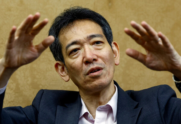 일본 재무성의 신임 재무관 미무라 아쓰시가 지난 7월 30일 도쿄의 재무성에서 로이터통신 기자와의 인터뷰에서 통화정책에 대해 설명하고 있다. 2024.7.30. 로이터 연합뉴스