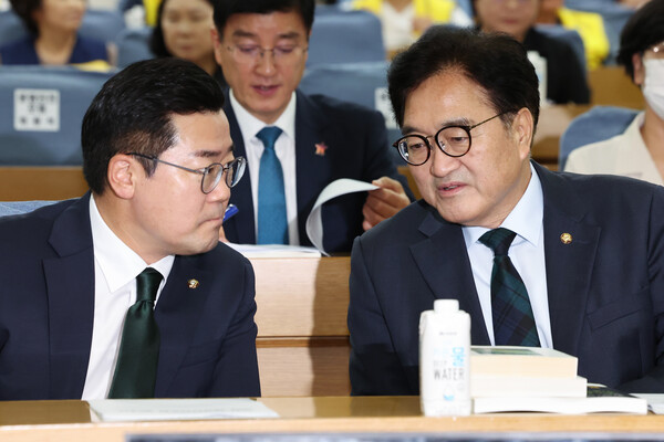 우원식 국회의장(오른쪽)과 더불어민주당 박찬대 당대표 직무대행 겸 원내대표가 30일 오전 국회 의원회관에서 열린 국회생명안전포럼 발대식에 참석해 대화하고 있다. 2024. 07.30 연합뉴스