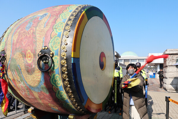 해병대 생존장병 어머니들이 31일 오전 국회 앞에서 더불어민주당 해병대원 사망사건 진상규명TF와 군인권센터 주최로 열린 지난해 수해 실종자 수색 중 순직한 해병대 채모 상병 사건에 대한 국정조사 실시 촉구 기자회견에서 '탄원의 북'을 치고 있다. 2024.1.31. 연합뉴스