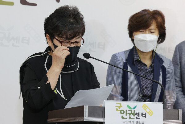 2014년 선임병들의 구타와 가혹 행위로 사망한 윤승주 일병의 어머니 안미자씨가 4일 오전 서울 마포구 군인권센터에서 열린 '윤 일병 사건 국가배상소송 대법원 상고심 심리불속행기각 규탄 기자회견'에서 발언을 준비하며 안경을 만지고 있다. 이날 기자회견에서 임태훈 군인권센터 소장은 대법원이 지난달 29일 '윤 일병 사건'에 대한 국가배상소송 상고심을 본안 심리 없이 심리불속행으로 기각했다고 밝혔다. 2022.10.4. 연합뉴스