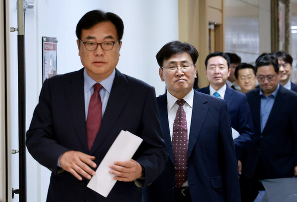 신임 과학기술정보통신부 장관에 지명된 유상임 서울대 재료공학부 교수(가운데)가 18일 오전 서울 용산 대통령실 청사에서 열린 정무직 인선 브리핑에서 정진석 대통령 비서실장 등과 함께 참석하고 있다. 2024.7.18. 연합뉴스