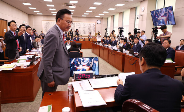 31일 오전 국회에서 열린 법제사법위원회 전체회의에서 정청래 위원장이 '전국민 25만원 지원법'과 '노란봉투법'에 대해 차례대로 표결을 진행하려 하자 국민의힘 유상범 의원 등 여당 의원들이 항의하고 있다. 2024.7.31. 연합뉴스