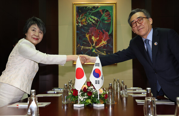 조태열 외교부장관(오른쪽)과 가미카와 요코 일본 외무상이 지난달 26일 오후 라오스 비엔티안 국립컨벤션센터에서 열린 '한-일 외교장관회의'에서 기념촬영을 하고 있다. 2024.7.26 연합뉴스