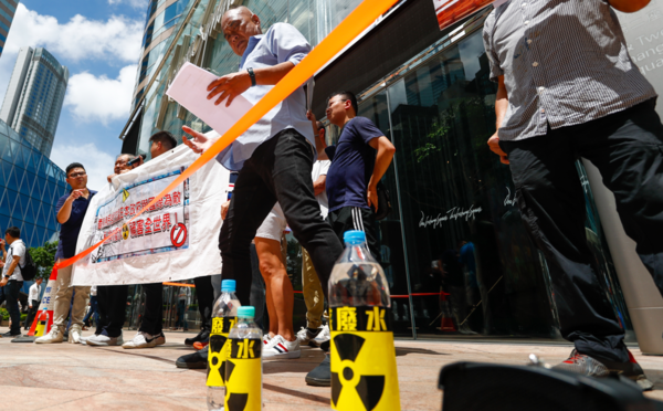 2023년 8월 23일, 홍콩의 어부들이 일본 총영사관 앞에서 후쿠시마 원전에서 처리된 방사능 오염수 방류에 반대하는 시위를 벌이고 있다. 이들은 식품 안전과 시민들의 건강 문제에 대한 우려를 이유로 들었으며, 이에 따라 홍콩 당국은 베이징의 입장에 따라 8월 24일부터 일부 일본산 해산물에 대한 수입 금지를 시행할 예정이다. 이는 일본이 후쿠시마 원전에서 처리된 방사능 오염수를 바다에 방류하기로 한 결정에 대한 대응이다. 연합뉴스