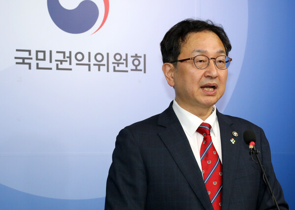 국민권익위원회 정승윤 부위원장 겸 사무처장이 지난 6월 10일 오후 정부세종청사에서 브리핑을 열고 윤석열 대통령의 배우자 김건희 여사가 명품 가방을 수수했다는 내용의 비위 신고 사건을 '위반 사항 없음'으로 종결 처리했다고 밝히고 있다. 2024.6.10. 연합뉴스