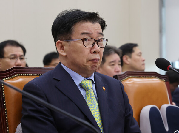 지난달 24일 오후 열린 국회 정무위원회에 출석한 유철환 국민권익위원장이 위원들의 발언을 듣고 있다. 2024.7.24. 연합뉴스