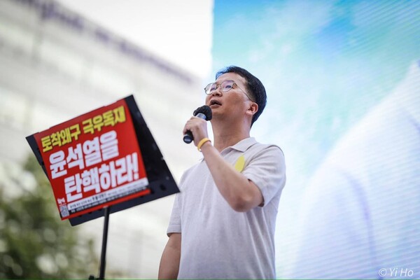 남기업 수원오산화성촛불행동 공동대표가 촛불 대행진 연사로 나서 발언하고 있다. 2024.8.10 이호 작가