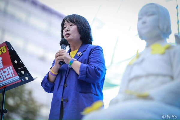 윤미향 김복동의 희망 공동대표가 촛불 대행진에서 연사로 나서 발언하고 있다. 2024.8.10. 이호 작가 