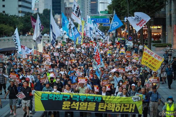  촛불 시민들이 102차 촛불 대행진 본행사가 끝나고 행진하고 있다. 2024.8.10. 이호 작가