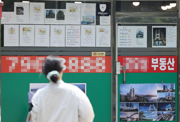 올해 서울 아파트 10채 중 6채는 전고점 대비 80% 이상 회복된 가격에 매매된 것으로 나타났다. 사진은 이날 서울 시내 부동산중개업소에 매물정보 모습. 2024.6.10 연합뉴스