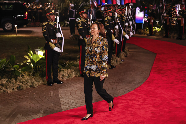 카멀라 해리스 미국 부통령이 6일 인도네시아 자카르타에서 열린 동남아시아국가연합(ASEAN·아세안) 정상회의 갈라 만찬에 참석하고 있다. 조코 위도도 인도네시아 대통령이 주최한 이날 만찬에는 아세안 9개 회원국 정상과 초청국 정상, 국제기구 수장 등이 초대됐다. 2023.09.07. AP 연합뉴스