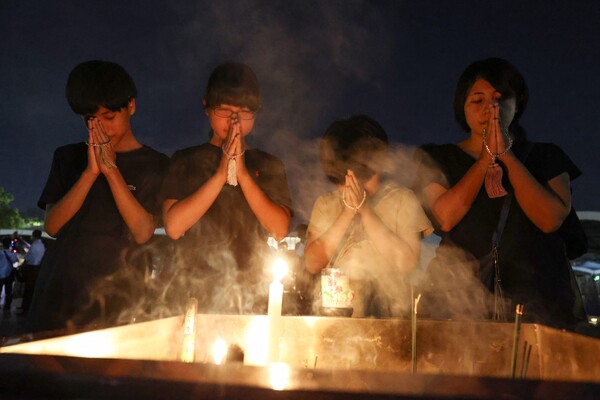 일본 히로시마 원자폭탄 투하 79주년인 6일 히로시마 평화공원을 찾은 현지 주민들이 원폭 희생자들을 추모하고 있다. 2차 세계대전 중이던 1945년 8월 6일 미군이 히로시마 상공에 투하한 원폭으로 약 9만명이 사망한 것으로 추산된다. 2024.08.06. AFP 지지 연합뉴스