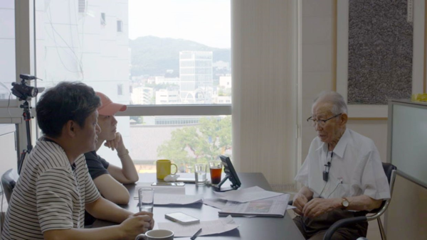 박중기 선생을 인터뷰하고 있는 윤솔지 감독과 하성태 작가. 