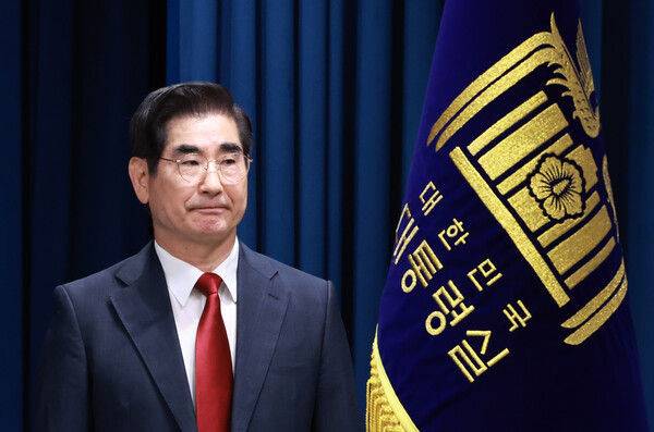 신임 국방부 장관 후보자로 지명된 김용현 대통령 경호처장이 12일 서울 용산 대통령실 청사에서 열린 인사브리핑에 참석해 정진석 대통령 비서실장의 발표 내용을 듣고 있다. 2024.8.12. 연합뉴스