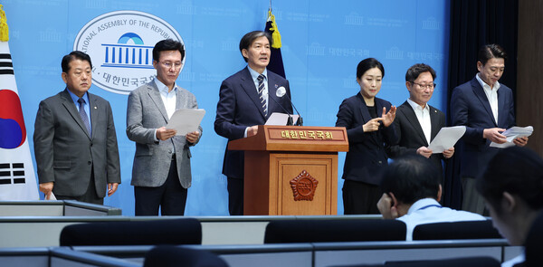 국회 국방위원회 소속 야당 의원들이 13일 오전 국회 소통관에서 기자회견을 열고 김용현 국방부장관 후보자 지명 철회를 촉구하고 있다. 왼쪽부터 더불어민주당 김병주, 김민석, 조국혁신당 조국, 더불어민주당 박범계, 부승찬 의원. 2024.8.13. 연합뉴스