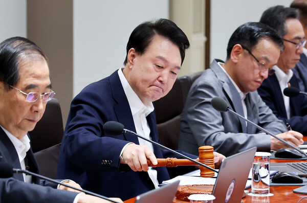 윤석열 대통령이 30일 서울 용산 대통령실 청사에서 국무회의를 시작하며 의사봉을 두드리고 있다. 2024.7.30 [대통령실통신사진기자단] 연합뉴스
