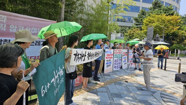 13일 세종 시 국토교통부 청사 정문 옆 천막농성장 앞에서 새만금 신공항 건설 철회를 촉구하는 집회를 열고 있는 '새만금 신공항 백지화 공동행동' 회원들.