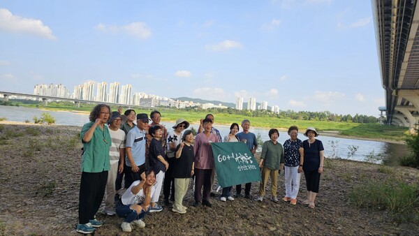 세종보 수역의 금강 강변에서 함께 한 대전충남 녹색연합과 60+기후행동 회원들 