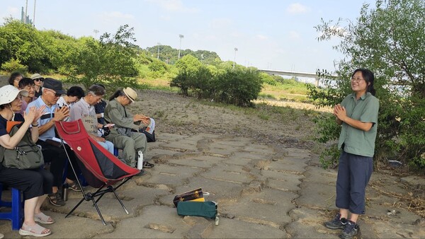 세종보 천막농성장 인근 강변에서 60+기후행동 회원들에게 세종보 재담수 반대운동에 대해 설명하고 있는 박은영 대전충남 녹색연합 사무처장