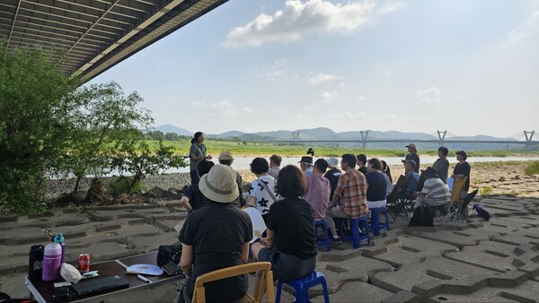 대전충남 녹색연합 박은영 사무처장의 설명을 듣고 있는 60+기후행동 회원들.