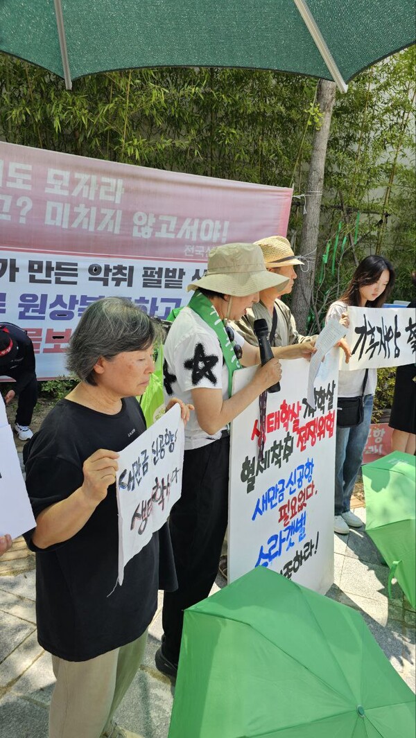 차례로 성명서를 낭독하고 있는 60+기후행동 회원들. 마이크를 든 이는 이경희 60+기후행동 운영위원