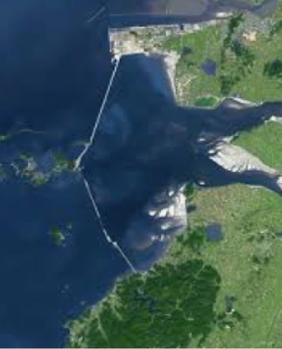 새만금 방조제. 방조제 내 북쪽 왼편 세로로 긴 흰색