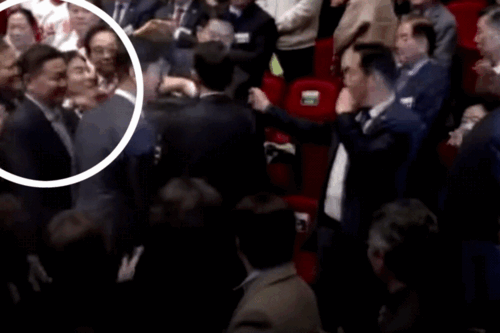 지난 18일 전북 전주에서 열린 전북특별자치도 출범식에서 진보당 강성희 의원이 대통령실 경호처 직원에 의해 강제로 끌려나가는 모습. 김용현 경호처장이 강 의원을 향해 손으로 내려친다. 경호처는 경호원의 어깨를 쳤다는 입장으로 전해진다. 2024.1.19. [대통령실 영상 갈무리] 편집 뉴탐사 김시몬 기자