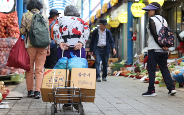 고물가·고금리·고환율이 지속되면서 경제 전반에 대한 소비자들의 인식도 '비관적'으로 돌아섰다. 사진은 최근 서울 동대문구 경동시장의 모습. 연합뉴스