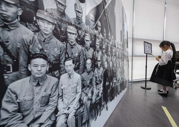 제79주년 광복절을 맞이해 15일 오전 서울 서대문구 국립 대한민국임시정부 기념관에서 열린 '광복 파티' 행사에 참여한 어린이가 임시정부 요인과 광복군의 사진 앞에서 임정 요인 맞추기 과제를 하고 있다. 2024. 08.15 연합뉴스