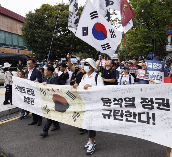 제79주년 광복절을 맞이해 항일독립선열 선양단체 연합(항단연)이 15일 서울 용산구 효창공원 내 삼의사 묘역에서 개최한 광복절 기념식을 마친 참석자들이 독립기념관장 임명 철회 등을 요구하며 행진을 하고 있다. 2024. 08.15 연합뉴스