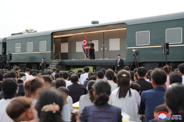김정은 북한 국무위원장이 평안북도, 자강도, 양강도 등에서 지난달 말 수해로 집을 잃은 어린이와 학생, 노인, 환자, 영예 군인 등을 평양으로 데려가 피해복구 기간 지낼 곳을 마련해주겠다고 밝혔다. 2024. 08.10 [조선중앙통신=연합뉴스]