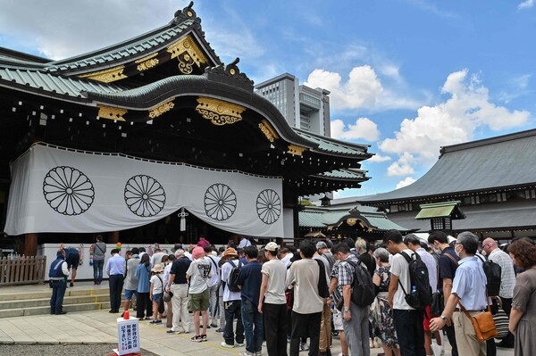 일본 패전 79주년인 8월 15일 도쿄의 야스쿠니 신사에 참배하러 온 일본인들이 고개를 숙이고 묵념하고 있다. 2024.8.15. AFP 연합뉴스
