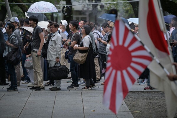8월 15일, 일본의 2차 세계대전 항복 79주년을 맞아 도쿄의 야스쿠니 신사를 참배하러 온 일본인들이 길게 줄을 서 있다. 2024.8.15. AFP 연합뉴스