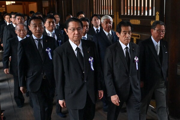 일본 국회의원들이 8월 15일, 일본의 2차 세계대전 항복 79주년을 맞아 도쿄의 야스쿠니 신사를 참배하고 있다. 2024.8.15. AFP 연합뉴스